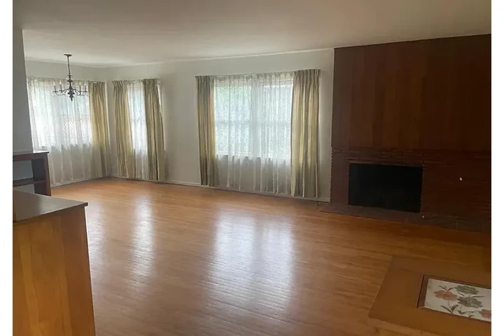 $2195 : 4 BEDROOMS WITH 2 BATHROOMS. image 1