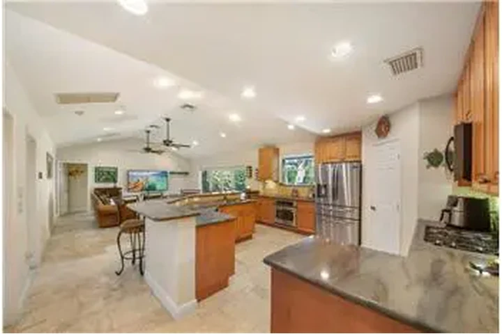 $5500 : Rental property with 5 bedro image 2