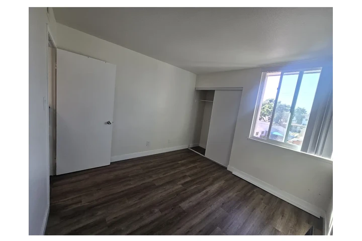 $900 : Es un apartamento image 1