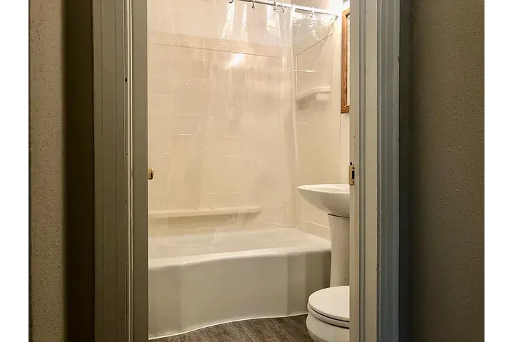 $800 : 1 beds and 1 baths available image 5