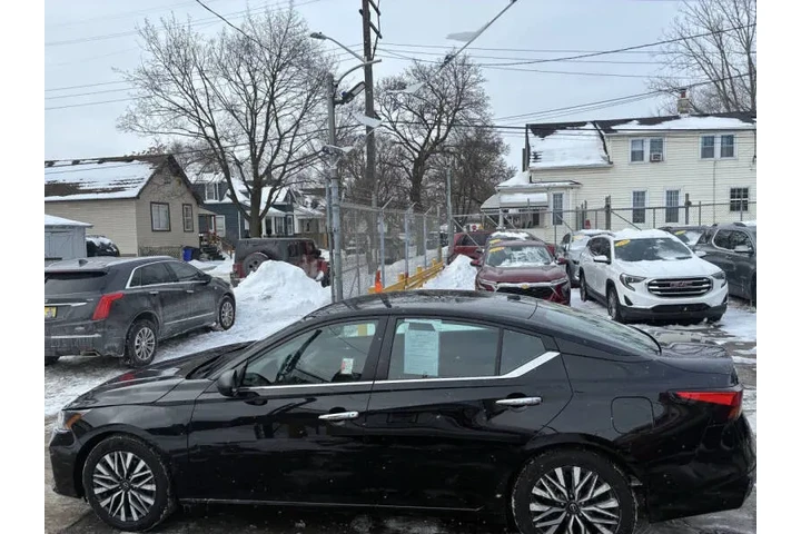 2024 Altima 2.5 SV image 6