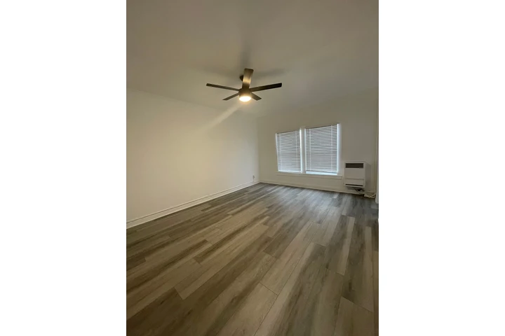 $1525 : Estudio Totalmente Remodelado image 2