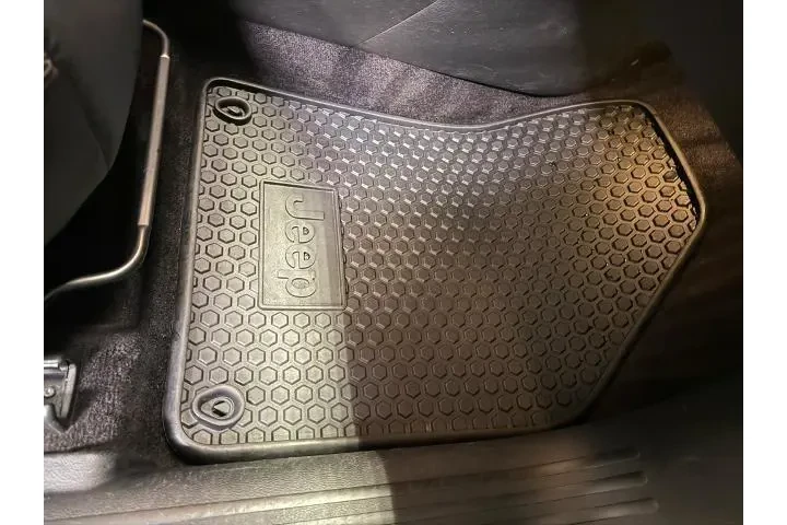 $11900 : Jeep Cherokee 2017 4x4 Trail image 10