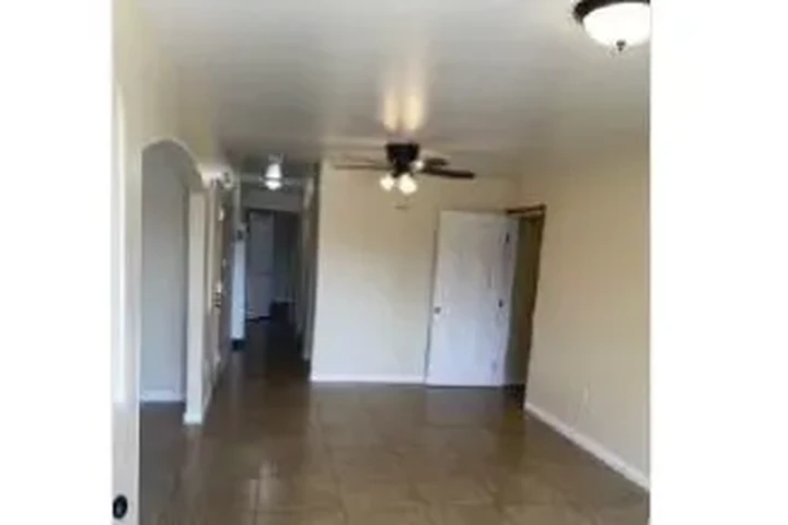 $2775 : APTO. ESTILO CASITA EN.L.A. image 4