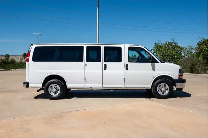 $25906 : Chevrolet Express 2017 LT 35 image 3