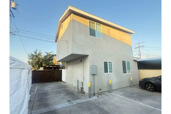 $2650 : 631 E 83rd St 90001 image 1