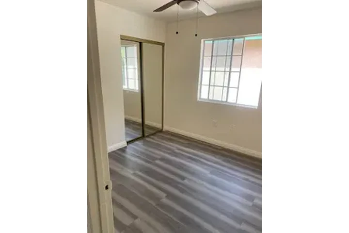L.A. 90059 , RENTO CASA image 3