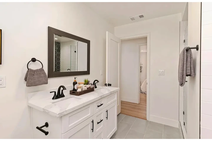 $2400 : Newly Renovated 3 Bed in LA image 9