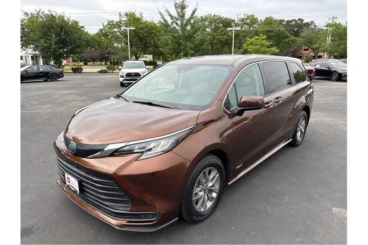 $37990 : Gold Certified2021 Sienna LE image 9