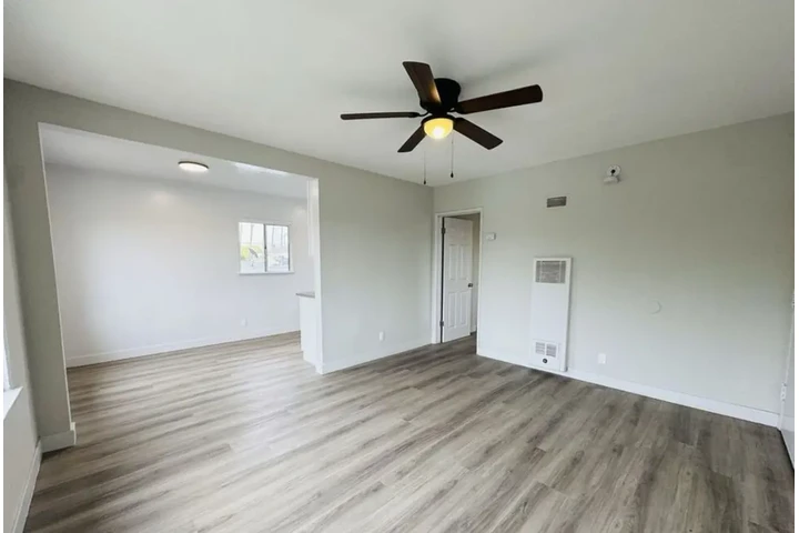 $1900 : 2 Bed Apartment in Los Angeles image 2
