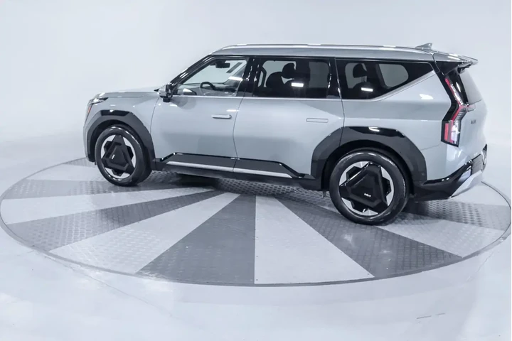 $37460 : Kia EV9 2024 AWD Land 4dr SU image 5