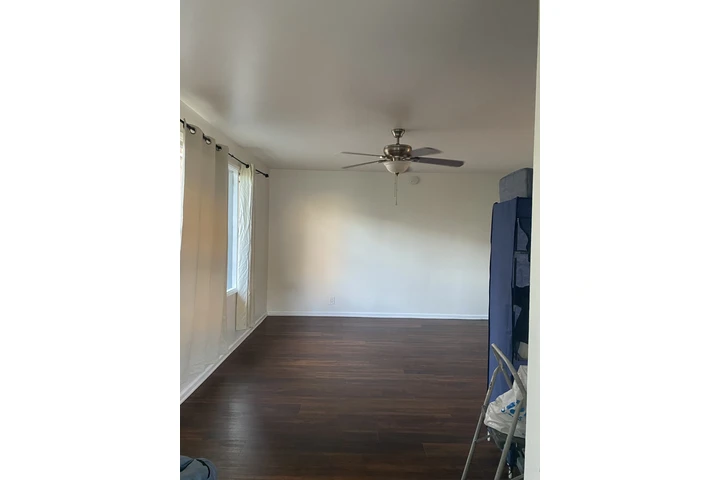 $600 : SE RENTA SALA EN KOREATOWN image 4