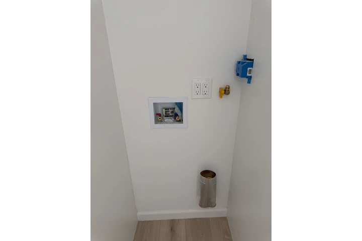 $2200 : Se renta Unidad/casa de atras image 1