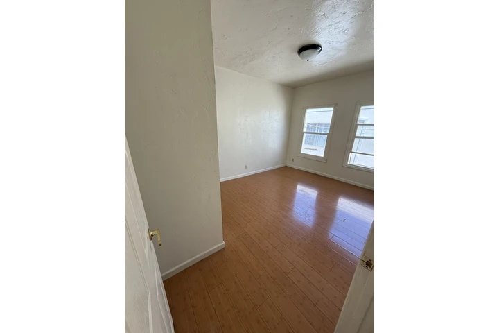 $1750 : 1 bedroom apartment image 4