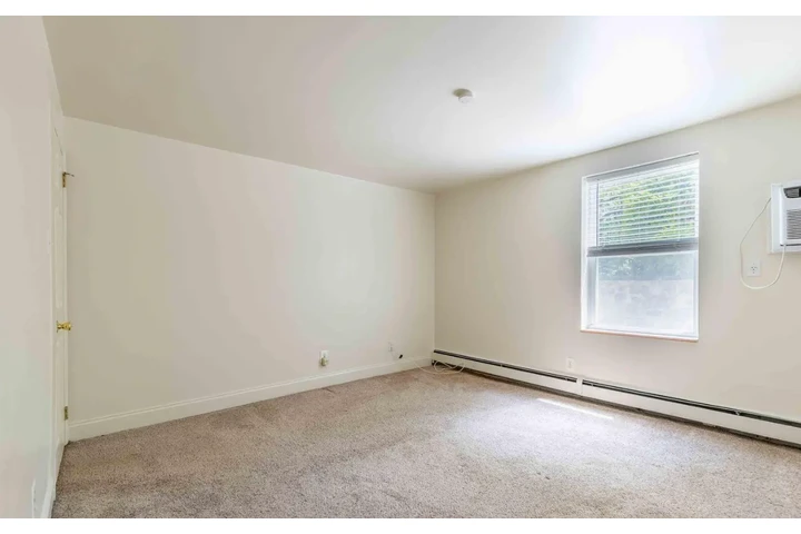 $1100 : Buena Park cama de buen tamaño image 4