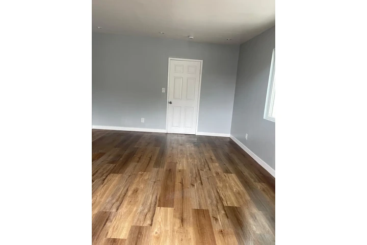 $1350 : Se renta recamara. PARKING! image 3