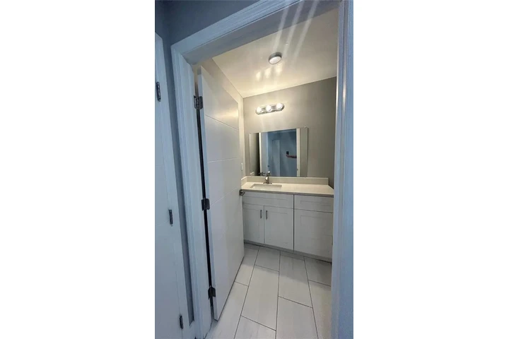 $1200 : de 3 dormitorios reformado image 8