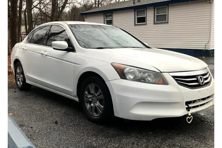 $9300 : 2012 Accord image 2