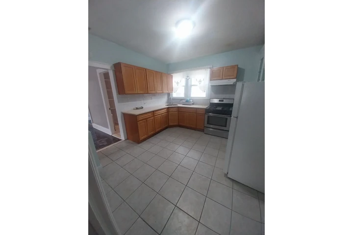 $2700 : Grande en 2fl. / 3br 1bano. / image 1