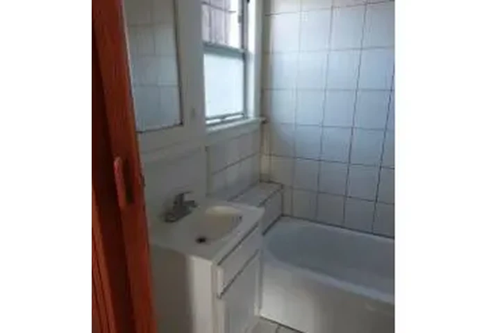 $1450 : RENTO APTO.  SENCILLO image 2