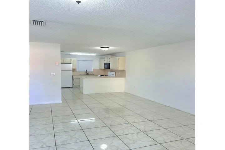 $1700 : 3 Ofrecemos amplios apartamen image 4