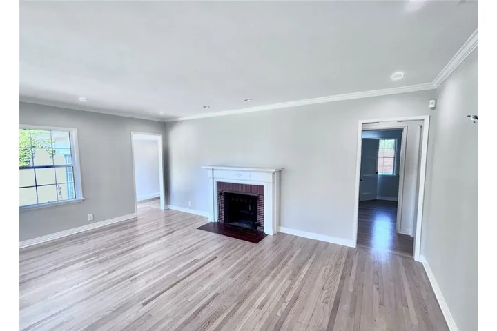 $2490 : 3 Bed 2 Bath House in Gardena image 3