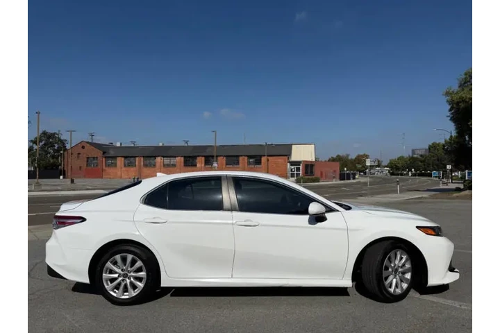 2020 Camry LE image 4
