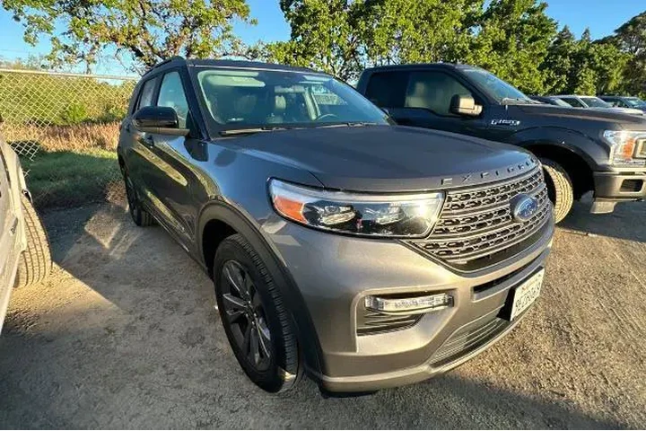 $27871 : Ford Explorer 2023 XLT 4dr S image 2