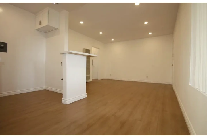 $1600 : 1 bedroom unit in W Adams Blvd image 2