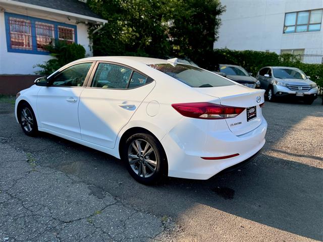 2017 Elantra SE image 4