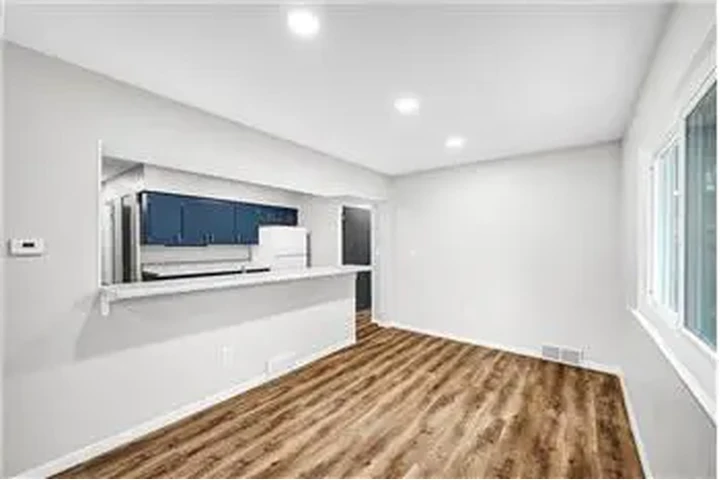 $900 : Rental property with 2 bedro image 6