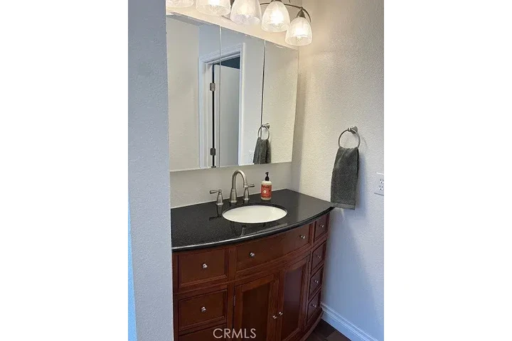 $3650 : Hermosa casa remodelada image 7