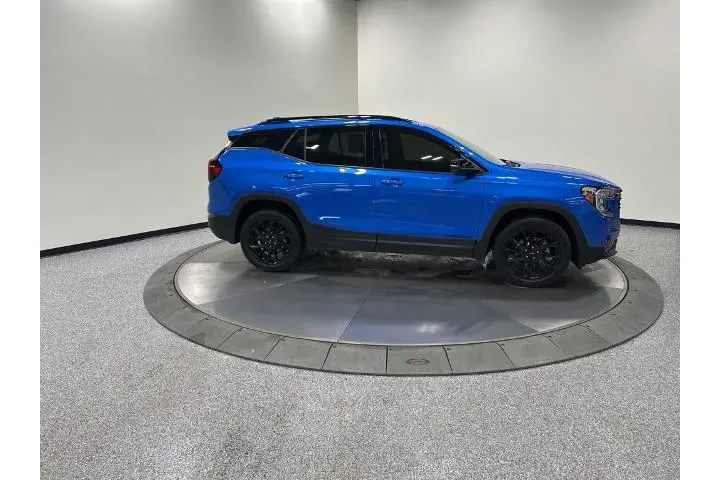 $27446 : GMC Terrain 2024 AWD SLT 4dr image 4