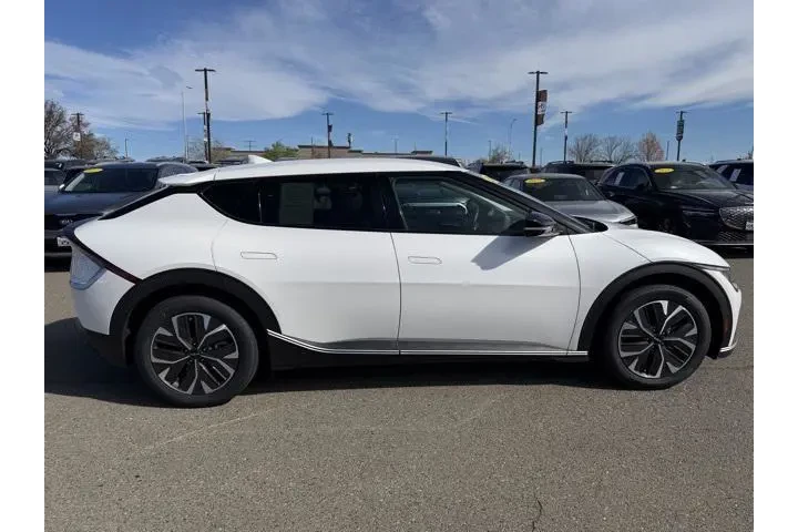 $24492 : Kia EV6 2024 Light 4dr Cross image 4