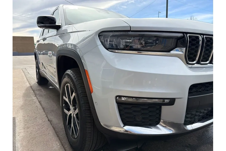 $26995 : 2024 Grand Cherokee L Limited image 9