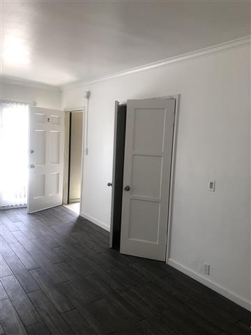 $1500 : Studio Available Now image 4