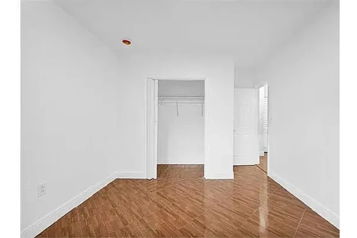 $950 : Casa con jardín en Little Hait image 2