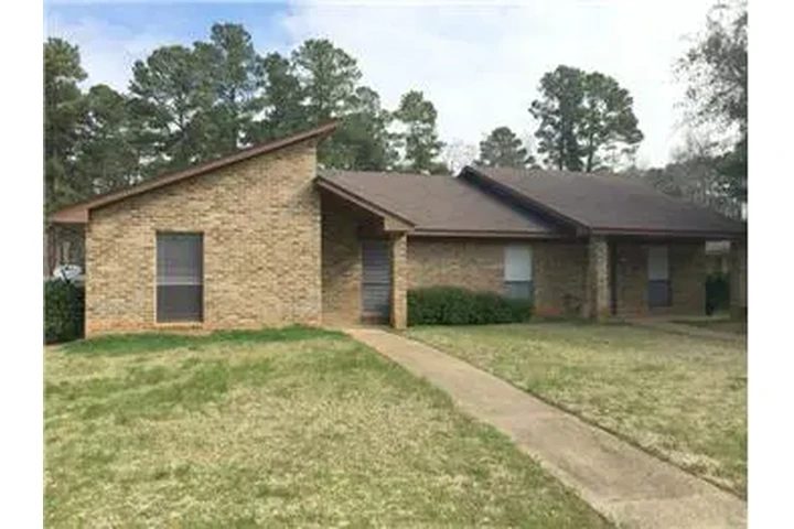 $900 : Rental property with 2 bedro image 1