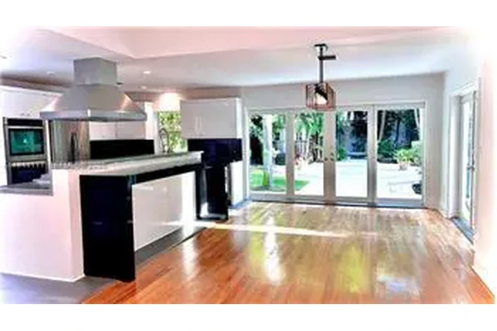 $10000 : Rental property with 3 bedro image 4