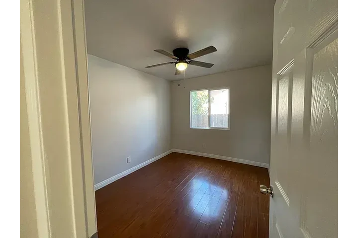 $900 : Two bedroom house in ready ! image 8