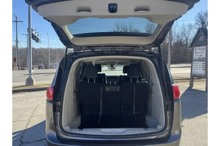 $8999 : 2017 Pacifica Touring-L image 9