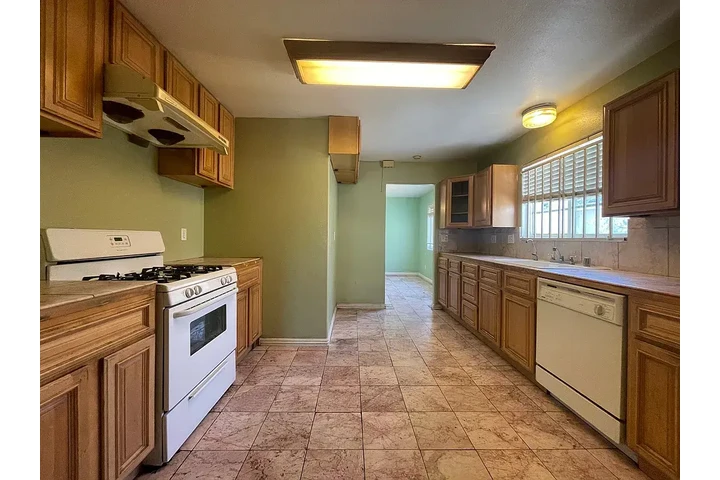 $900 : Beautiful Home...Fontana, CA image 6
