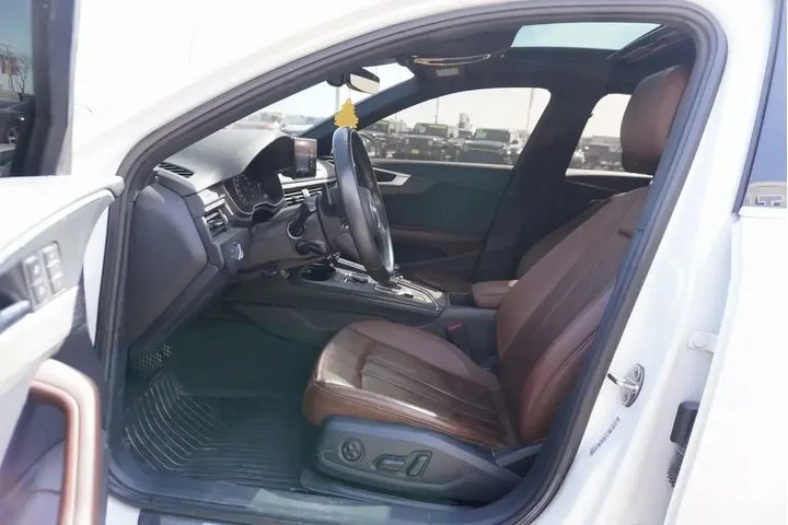$15788 : Audi A4 2019 Titanium 40 TFS image 7