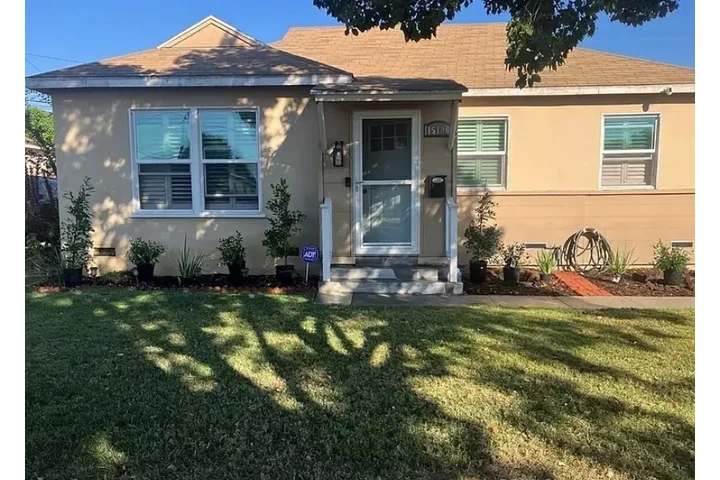 $1700 : 2 car detached garage located image 1