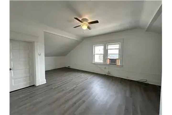 $450 : Rental property with 1 bedro image 2