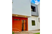 Casa moderna dentro de privado en Santa Ana SV
