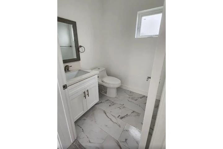 $1450 : 1 Bed 1 Bath in West Adams LA image 9