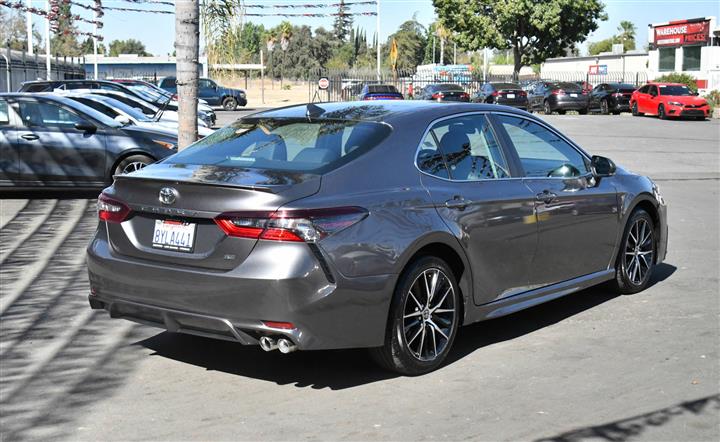 $23966 : Camry SE Sedan 4D image 8