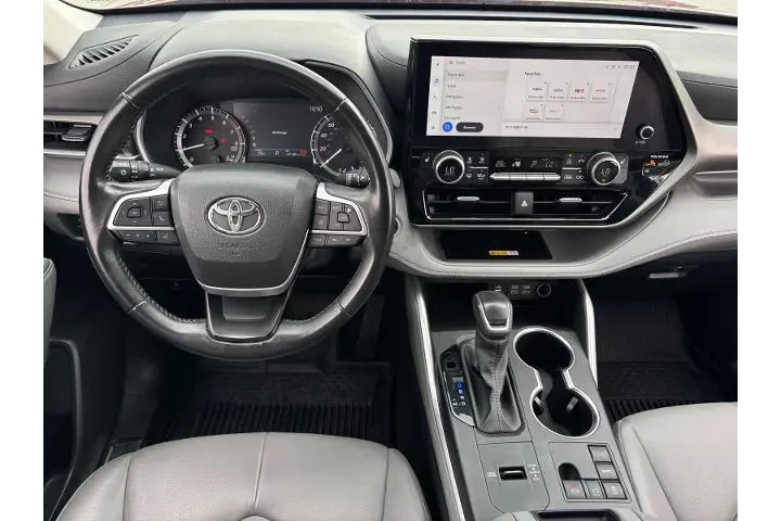 $30885 : Toyota Highlander 2024 LE 4d image 3