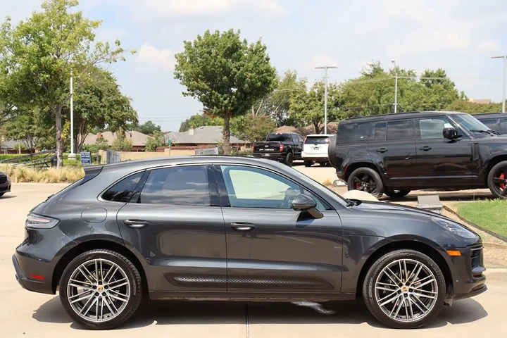 $43996 : 2023 Macan image 6